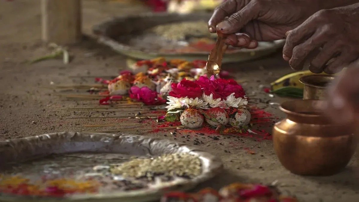 पितृ पक्ष की दशमी आज, पुष्य नक्षत्र का भी संयोग; जानें धन, तरक्की और सुख-शांति के लिए खास उपाय