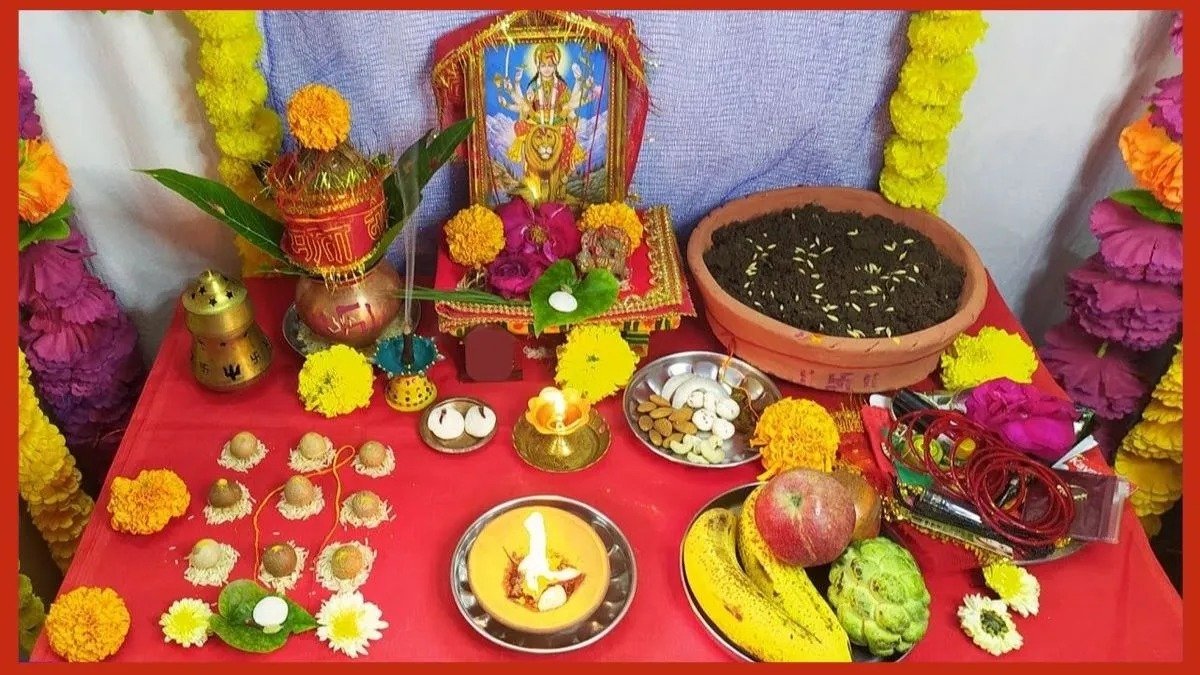 Shardiya Navratri 2026: कलश स्थापना में भूलकर भी न करें ये गलती, जानें नारियल, दीपक और शंख रखने के सही नियम