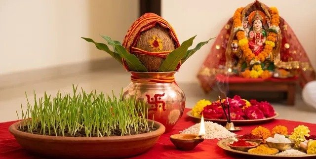 नवरात्रि में कलश पर कलावा क्यों बांधा जाता है? जानें मां दुर्गा की पूजा में इस पवित्र धागे का महत्व