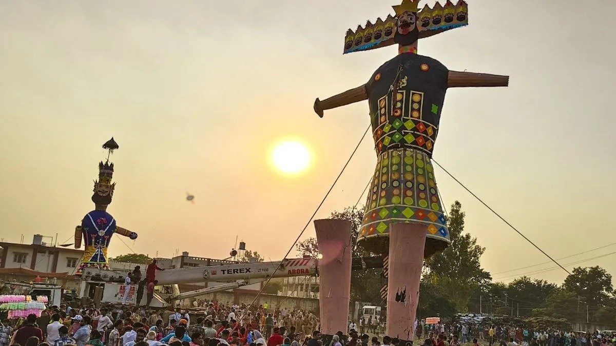 Dussehra 2026: रावण दहन के बाद राख उठाने की क्यों मचती है होड़? जानिए घर लाने के पीछे की मान्यताएं