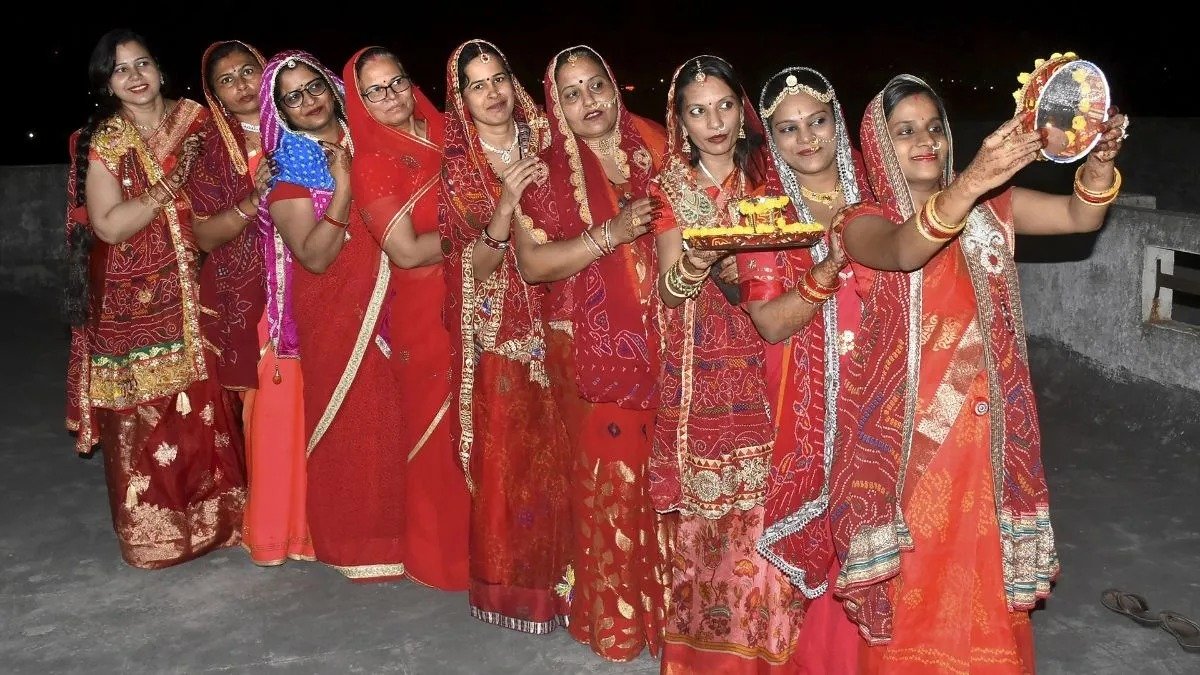 करवा चौथ 2026: सोलह शृंगार की पूरी लिस्ट, जानें सिंदूर से लेकर मेहंदी तक हर चीज का महत्व