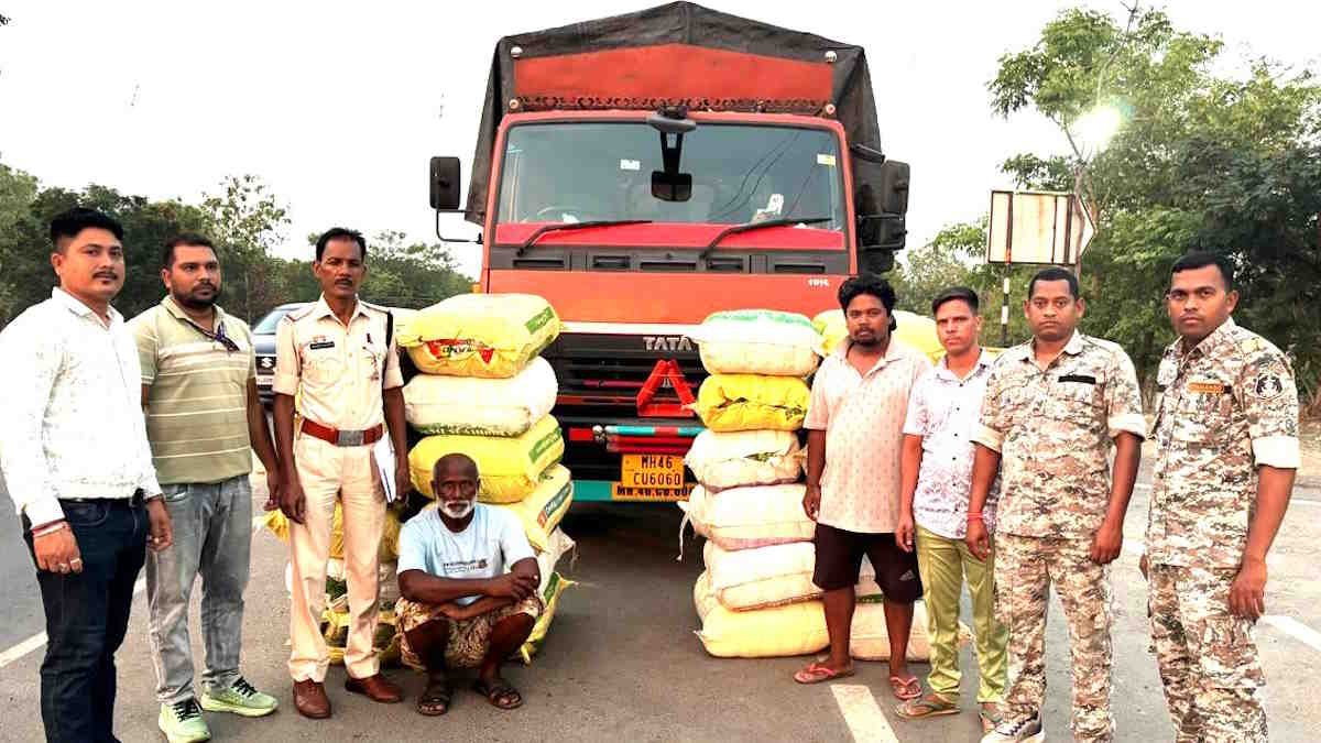 NH-53 पर पुलिस की नाकेबंदी में पकड़ा गया गांजे से भरा ट्रक, 560 किलो गांजा जब्त; 2 गिरफ्तार